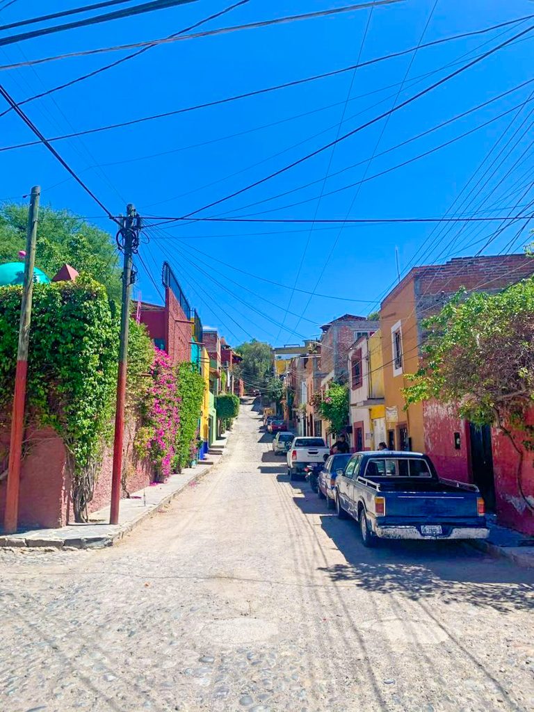 digital nomad living in san miguel de allende walking tour